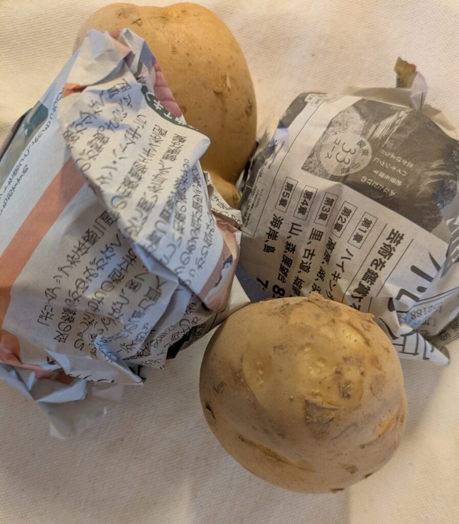 新聞紙で包んだじゃがいも