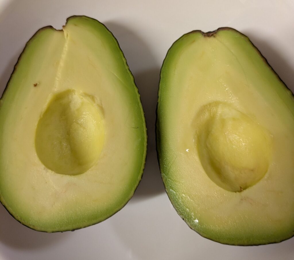 アボカドを半分に切った画像