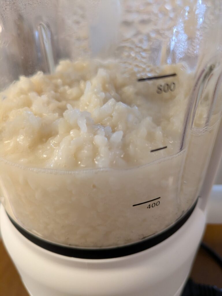 おうちシェフブレンダーで甘酒を調理しているところ